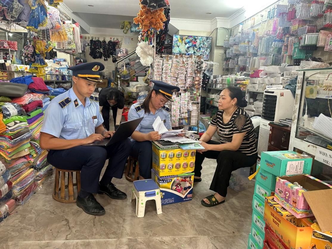 Đội QLTT số 5: Tăng cường kiểm tra, kiểm soát thị trường đồ chơi trẻ em dịp Tết Trung thu năm 2025