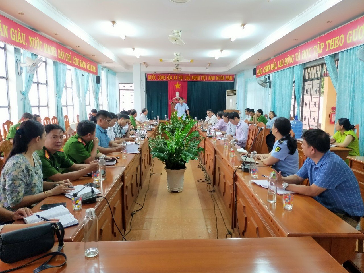 UBND huyện tổ chức họp các cơ quan, ban ngành về giải pháp ngăn chặn tình trạng học sinh sử dụng thuốc lá điện tử.