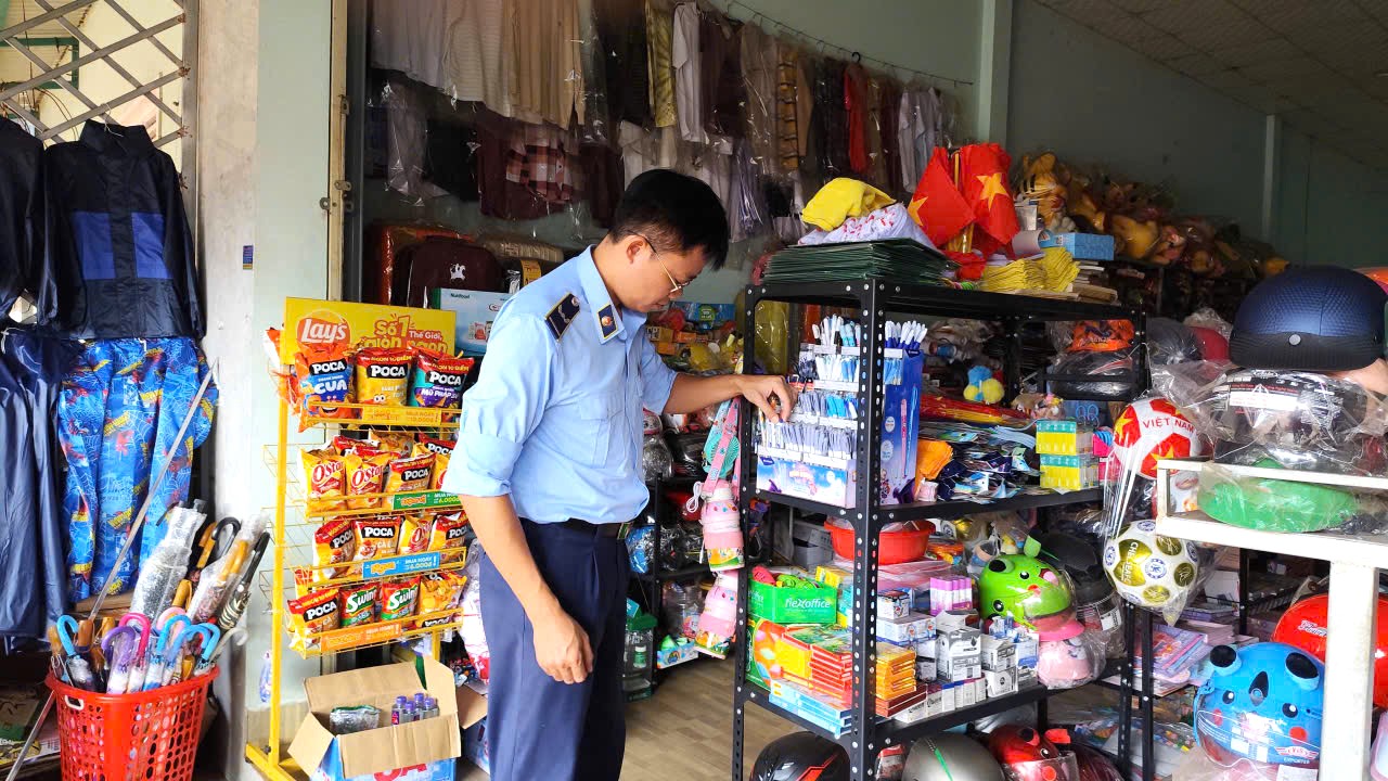 Chi cục QLTT Gia Lai ra quân đồng loạt, tăng cường tuyên truyền và giám sát thị trường dịp khai giảng năm học mới