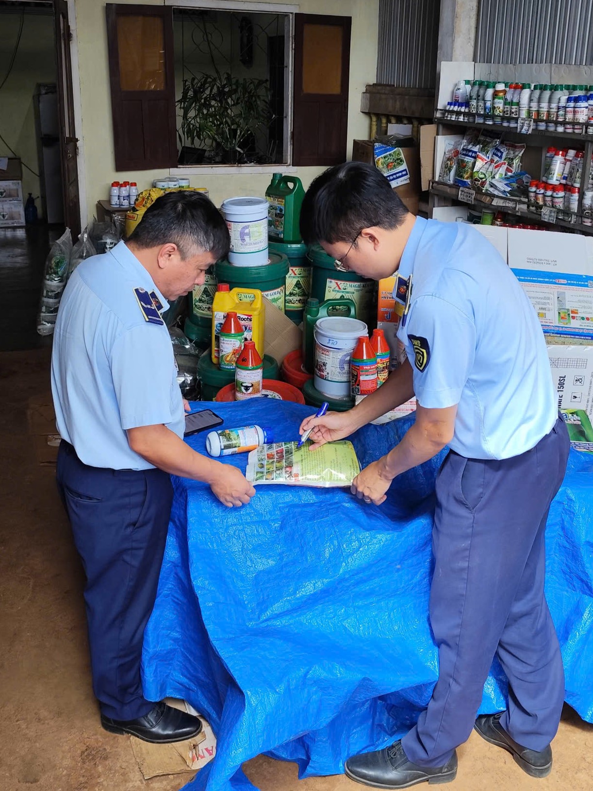 Đội QLTT số 10 hoàn thành kế hoạch kiểm tra chuyên đề đối với hoạt động kinh doanh vật tư nông nghiệp năm 2025, dự kiến thu nộp ngân sách 266 triệu đồng